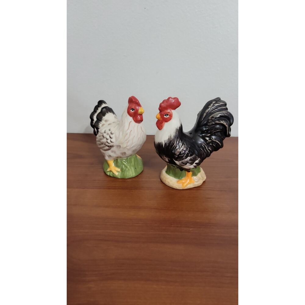 Cracker Barrel Salt & Pepper Shakers